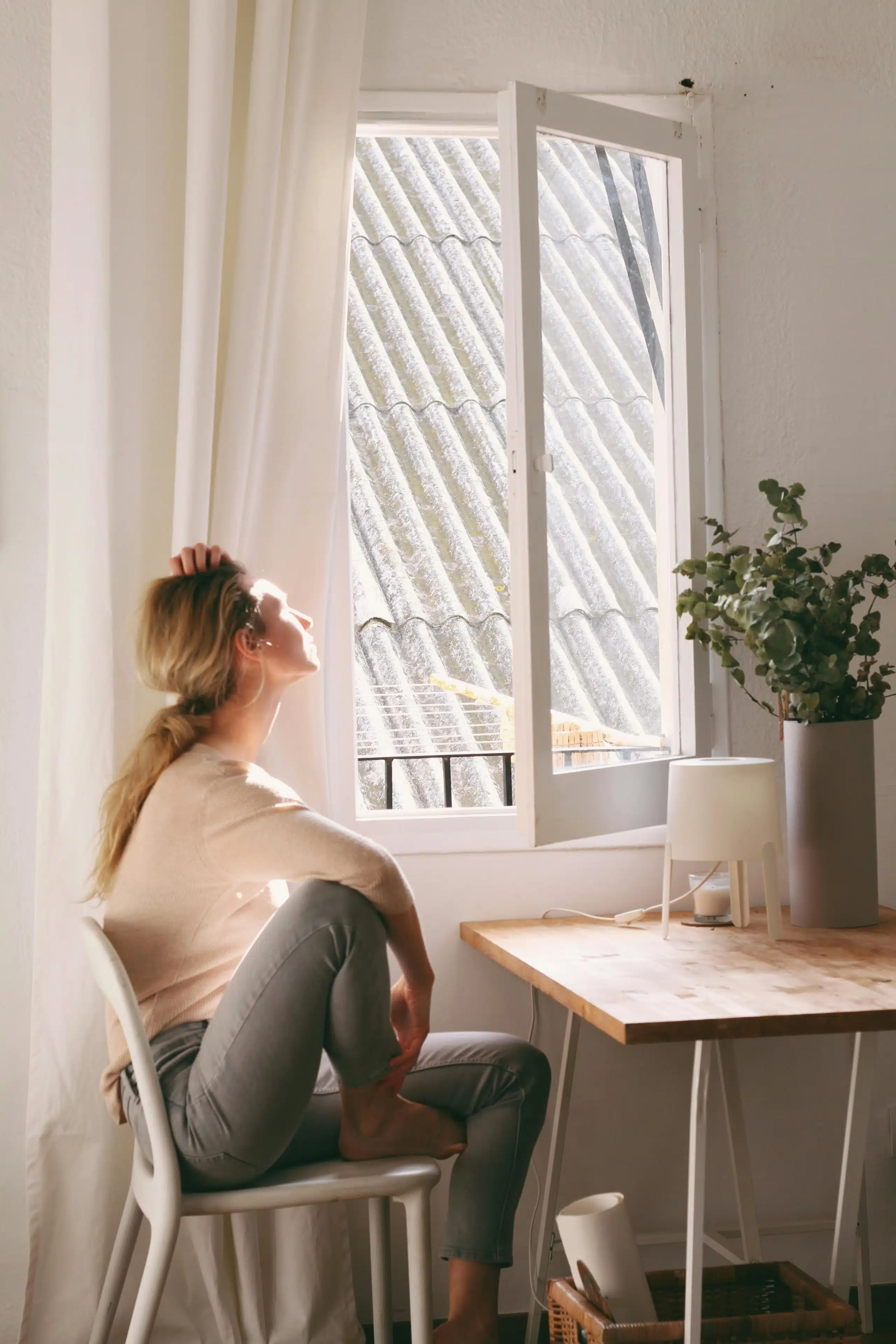 une femme assise sur une chaise